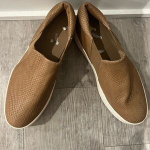 Vince 8.5 Warren tan slip on NEW  on website is $200
